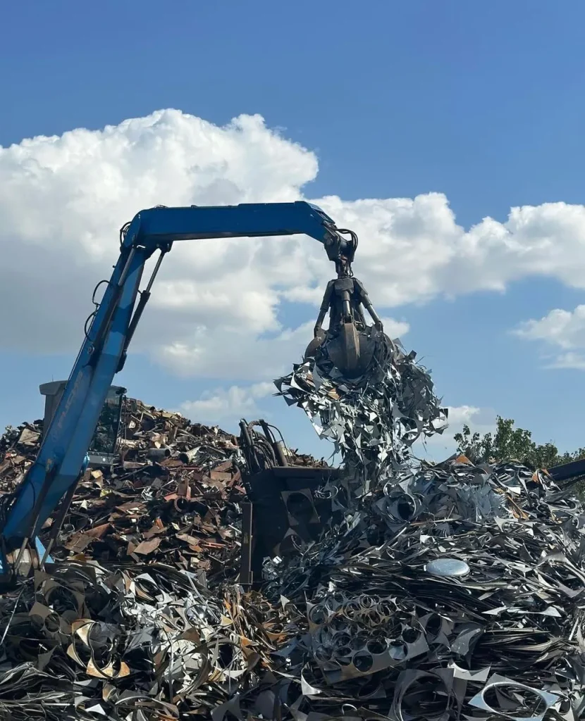 Grapple lifting bright ferrous scrap
